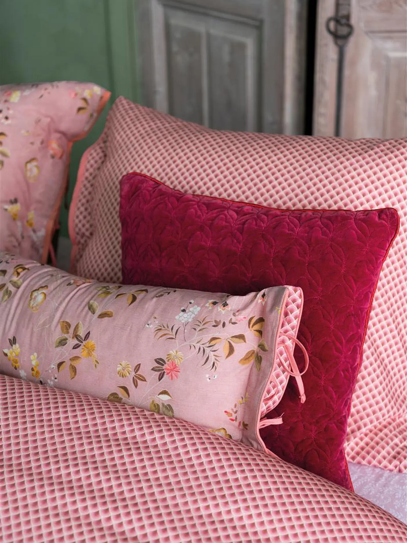 PIP STUDIO | Zierkissen gefüllt 30x90cm Tokyo Blossom Light Pink | rosa